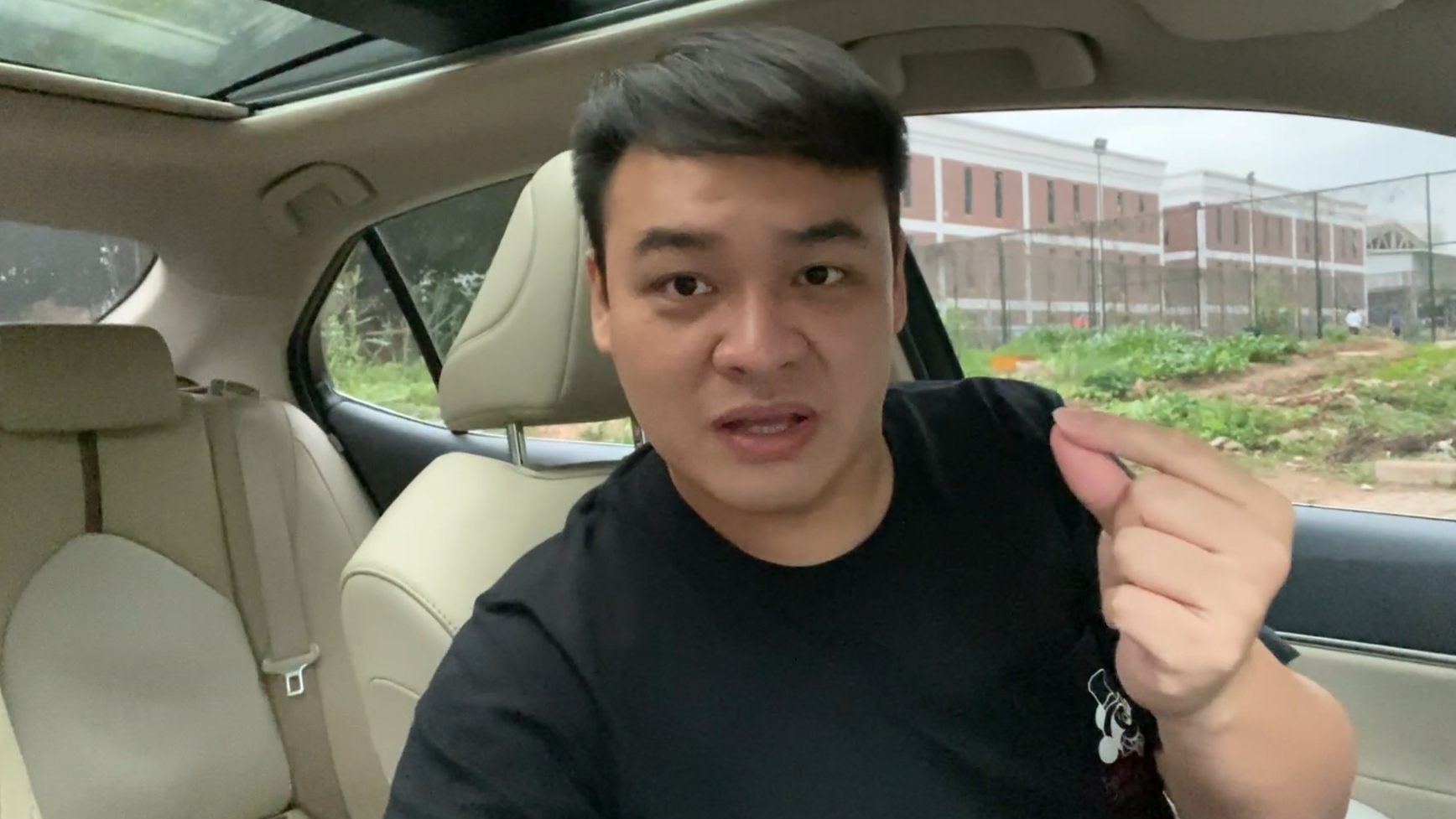 小伙23万买个车位,7年过去了,你猜翻了几倍?